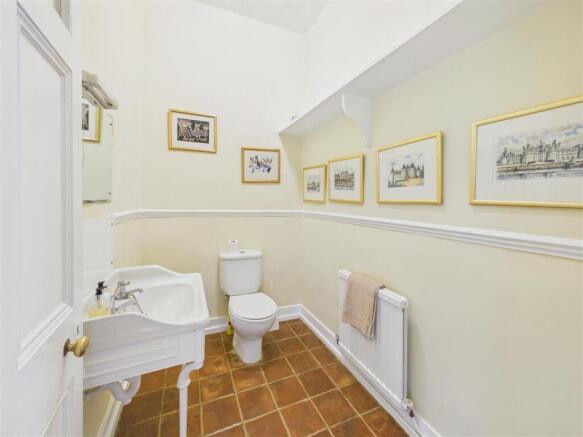 5 bed Detached for sale Image 12
