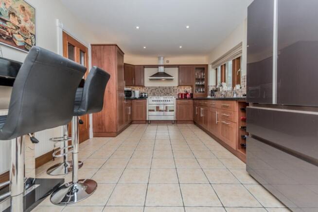 5 bed Detached for sale Image 10