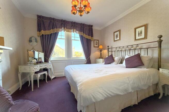 5 bed Detached for sale Image 9