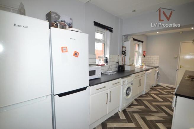5 bed Semi-Detached to rent Image 9