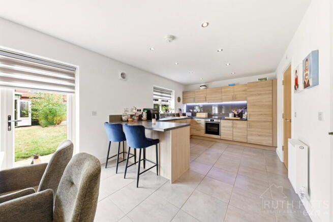 5 bed Detached for sale Image 9