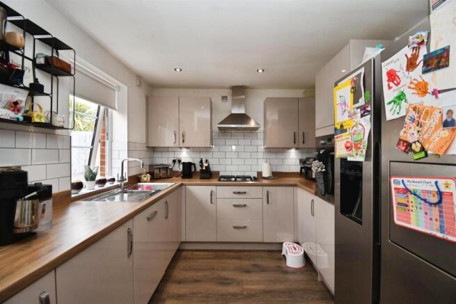 4 bed Detached for sale Image 7