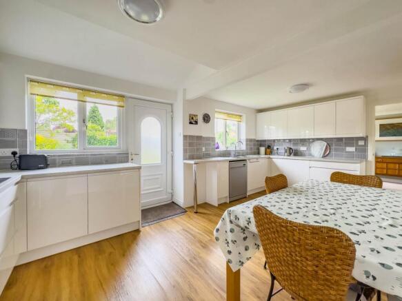 4 bed Detached for sale Image 4