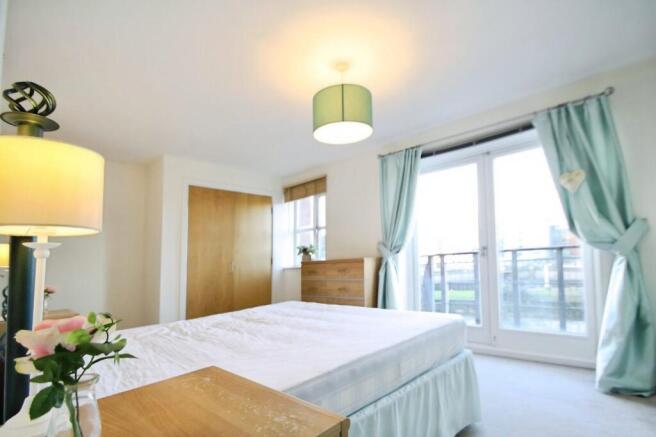 3 bed Flat to rent Image 11
