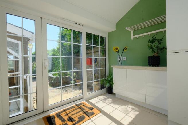 Large entrance porch/dog boot room