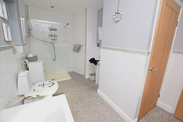 bath & shower room