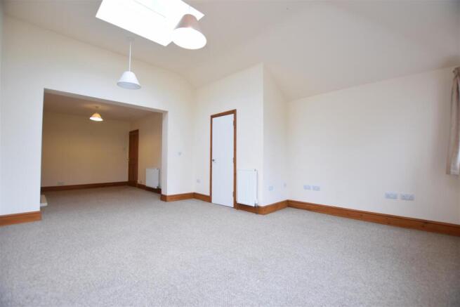 3 bed Semi-Detached to rent Image 4