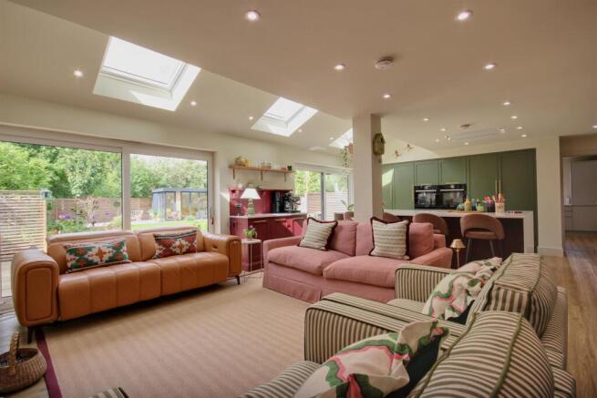 5 bed Detached for sale Image 7