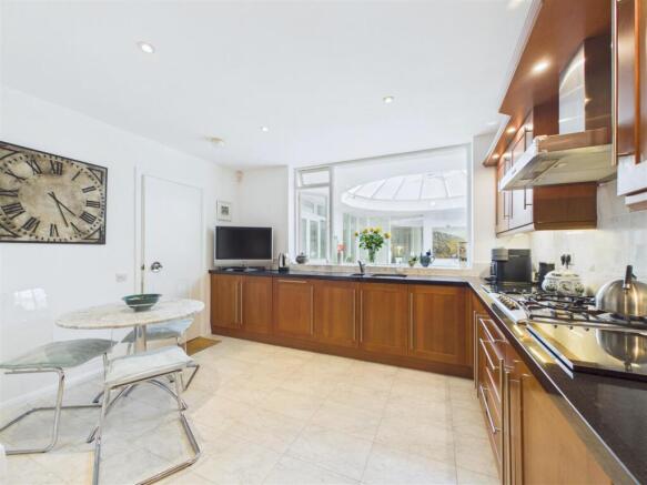 4 bed Detached Bungalow for sale Image 10