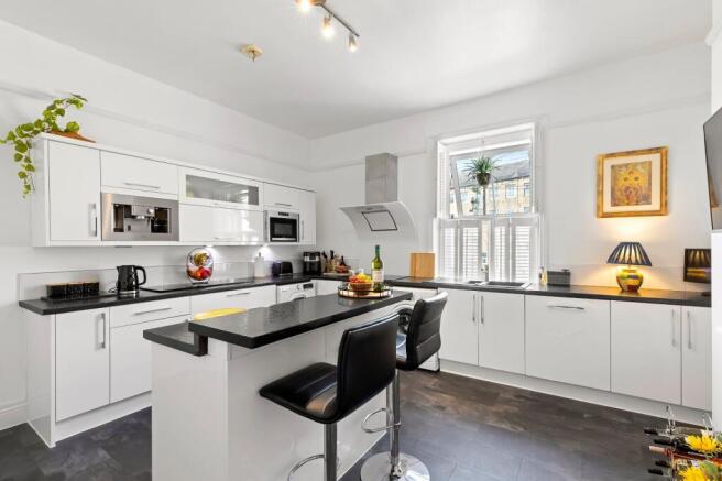 5 bed Flat for sale Image 3
