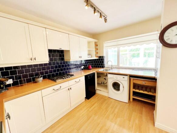 Kitchen pic 2.jpg