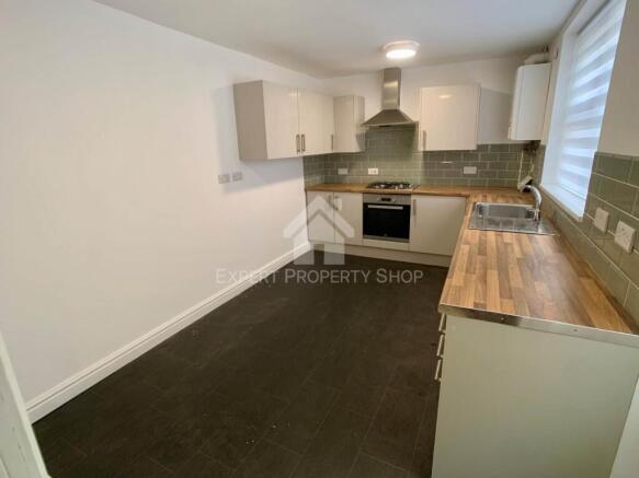 4 bed House to rent Image 5
