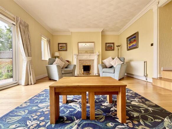 5 bed Detached for sale Image 4
