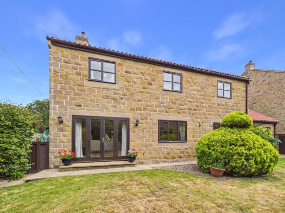 4 bed Detached for sale Image 12