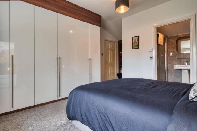 4 bed Detached for sale Image 11