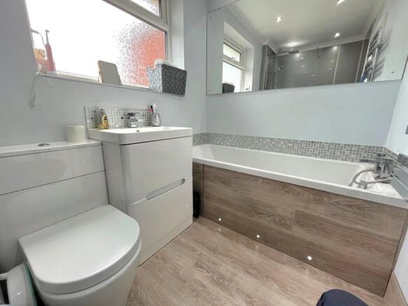 5 bed Semi-Detached for sale Image 7