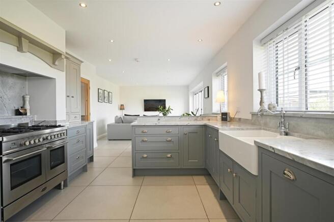 5 bed House for sale Image 10