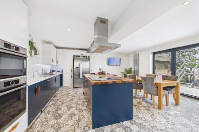 5 bed Detached for sale Image 3