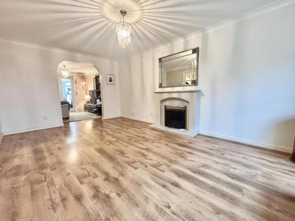 5 bed Detached for sale Image 8