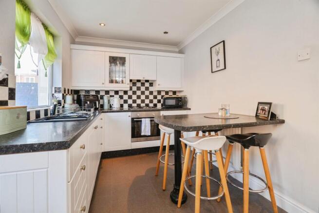 3 bed Semi-Detached for sale Image 6