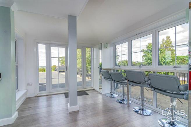 Breakfast Area.jpg