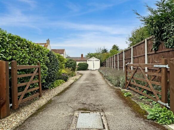 Extensive Gated Driveway & Garage 282