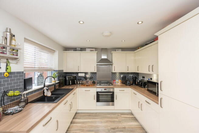 4 bed Detached for sale Image 3