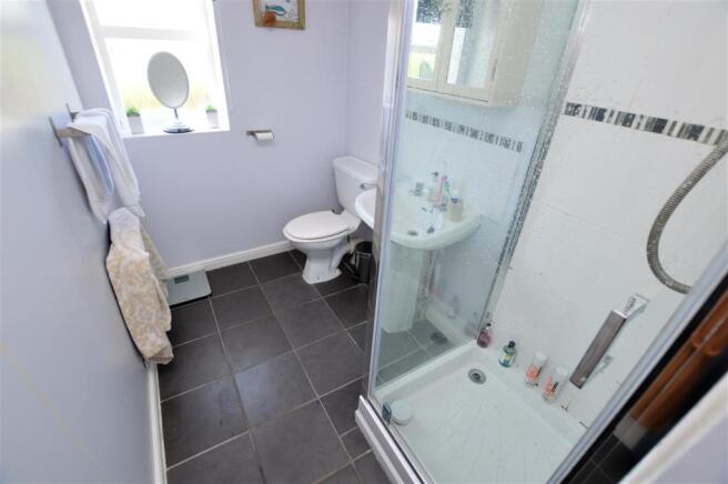 EN-SUITE SHOWER ROOM