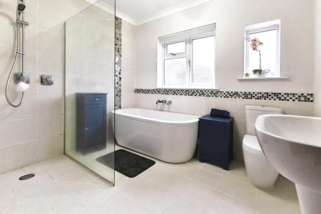 4 bed Bungalow for sale Image 10