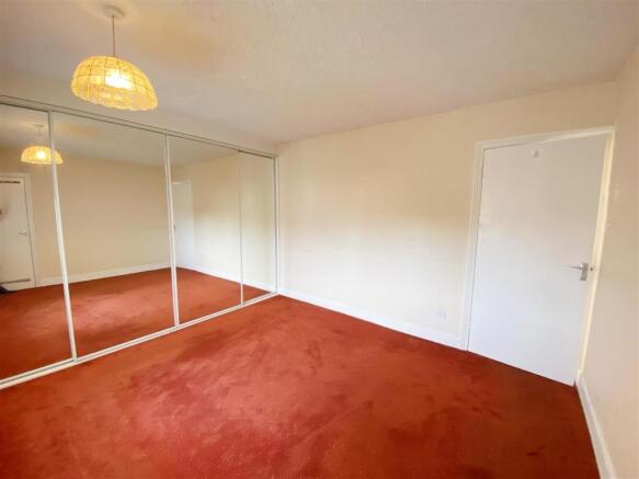 Bedroom 1 pic 3.jpg