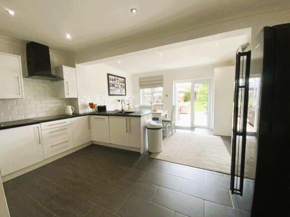 KITCHEN 18'1 x 13'4