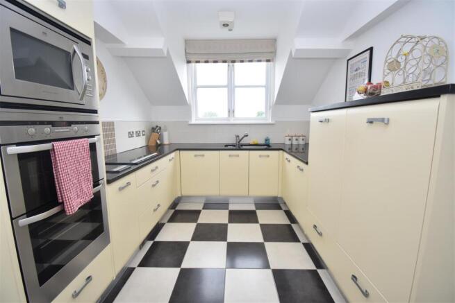 2 bed Apartment to rent Image 5