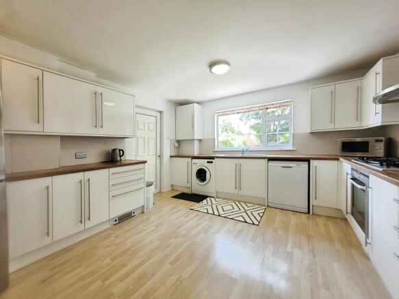 4 bed Detached for sale Image 11