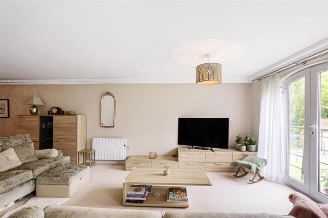 3 bed Apartment for sale Image 8