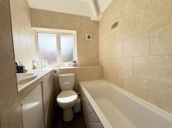 6 bed Detached for sale Image 10