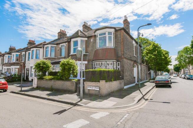 3 bed end of terrace house to rent Henley Road, I