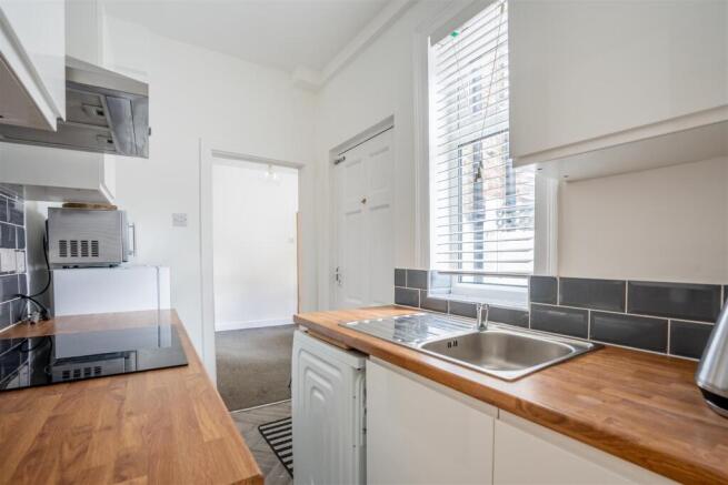 2 bed Terraced to rent Image 6