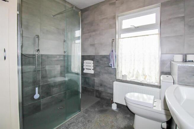 SHOWER ROOM/W.C.