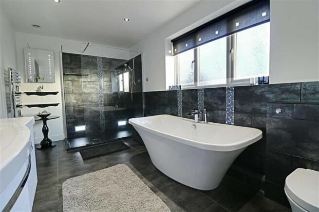 AMAZING FAMILY BATHROOM/WC