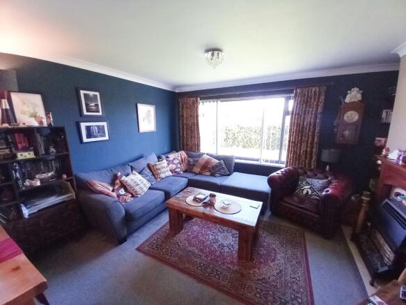 LOUNGE & DINING ROOM