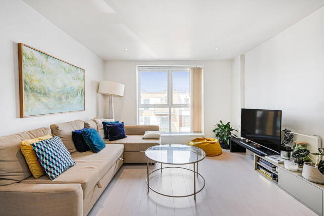2-bed, 2-bath, 2-balcony penthouse with PARKING space -  Bromyard Avenue, London, W3 7FF photo 4