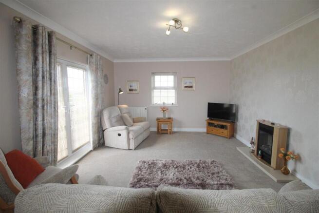 New Hampshire Court, 308, lounge.JPG