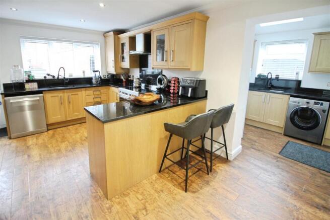 4 bed Detached for sale Image 4