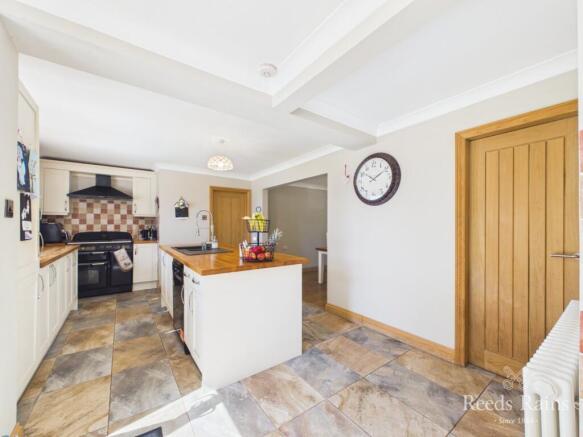 4 bed Detached for sale Image 9
