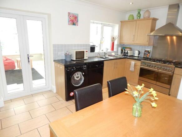 KITCHEN/DINING ROOM