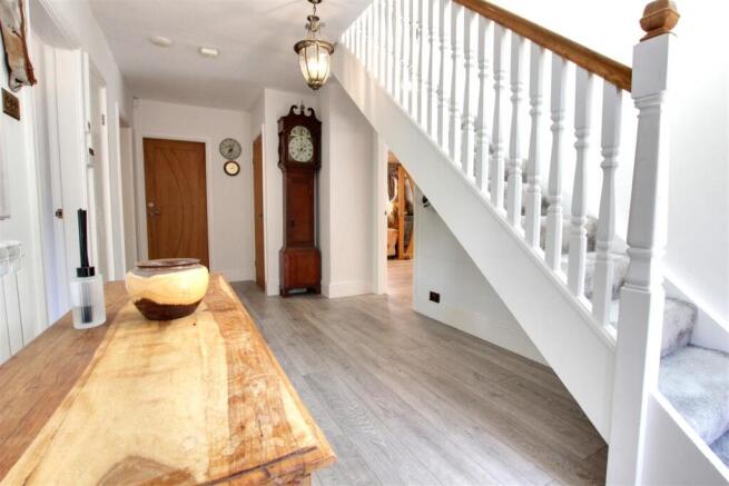 5 bed Detached for sale Image 12