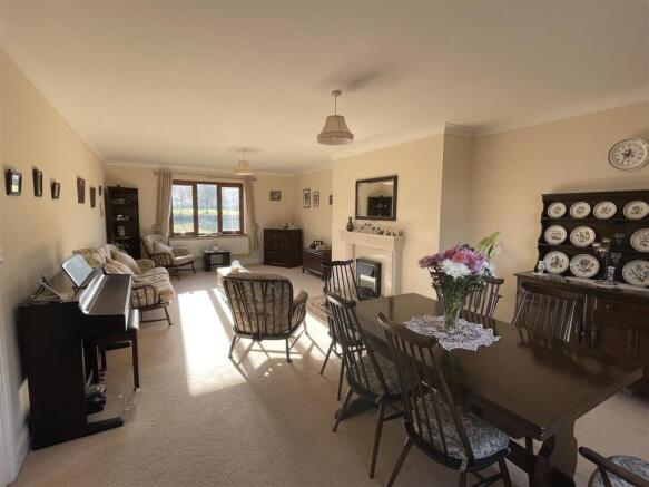 LOUNGE / DINING ROOM