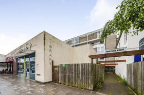 11, Park Gate Court, High Street, Hampton TW12 1PB