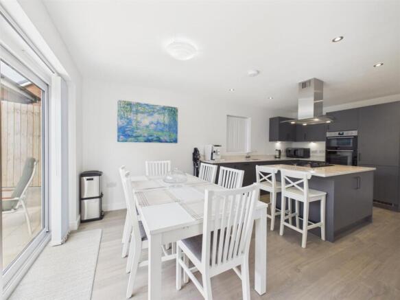 Open plan kitchen/dining/living: