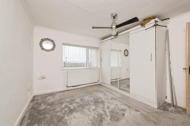 5 bed Semi-Detached for sale Image 9